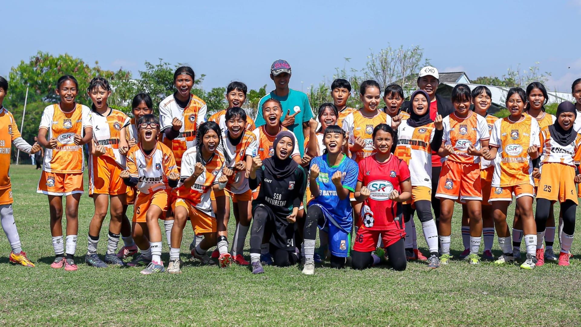 Tim PS Baturetno Women berdiri bersama di lapangan sepak bola